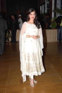 Dia Mirza feet photo thumbnail