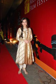 Dia Mirza feet photo thumbnail