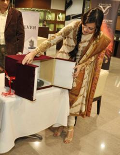 Dia Mirza feet photo thumbnail