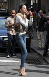 Adriana Lima feet photo thumbnail