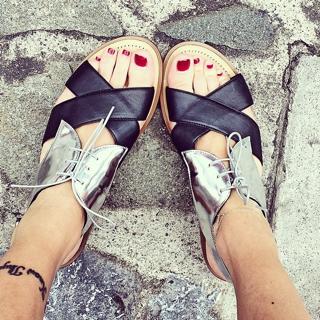 Katie Cassidy feet photo thumbnail