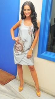 Amy Jackson feet photo thumbnail
