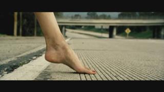 Elizabeth Banks feet photo thumbnail