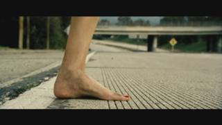 Elizabeth Banks feet photo thumbnail