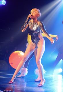 Miley Cyrus feet photo thumbnail