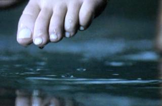 Charlize Theron feet photo thumbnail