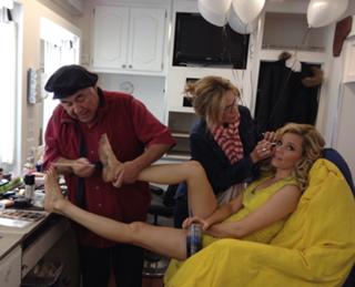 Elizabeth Banks feet photo thumbnail