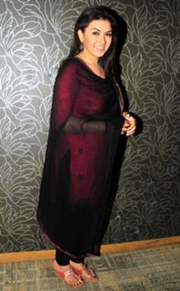 Hansika Motwani feet photo thumbnail