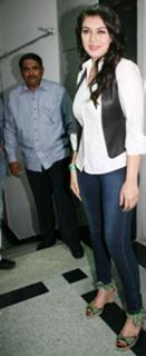 Hansika Motwani feet photo thumbnail