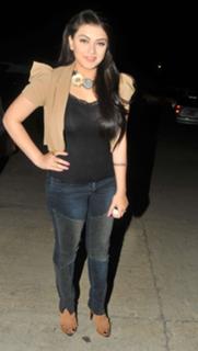 Hansika Motwani feet photo thumbnail