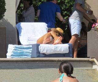 Jessica Alba feet photo thumbnail