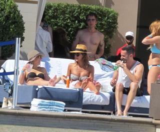 Jessica Alba feet photo thumbnail