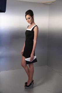 Gal Gadot feet photo thumbnail
