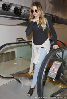 Khloé Kardashian feet photo thumbnail