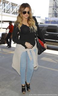 Khloé Kardashian feet photo thumbnail