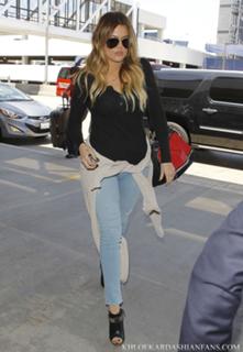 Khloé Kardashian feet photo thumbnail