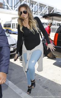 Khloé Kardashian feet photo thumbnail
