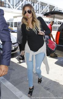 Khloé Kardashian feet photo thumbnail