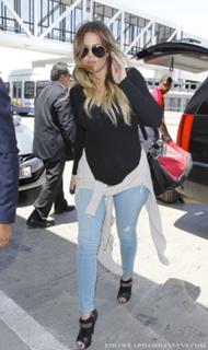 Khloé Kardashian feet photo thumbnail