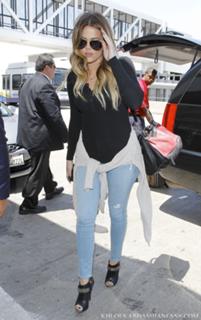 Khloé Kardashian feet photo thumbnail
