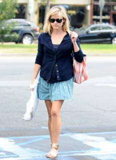 Reese Witherspoon feet photo thumbnail