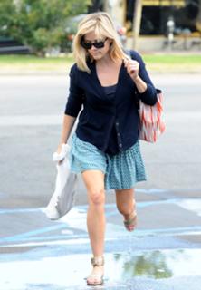 Reese Witherspoon feet photo thumbnail
