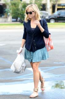 Reese Witherspoon feet photo thumbnail
