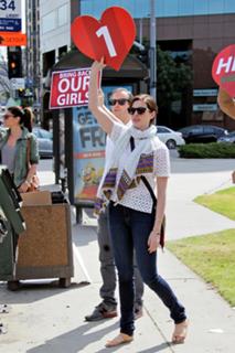 Anne Hathaway feet photo thumbnail