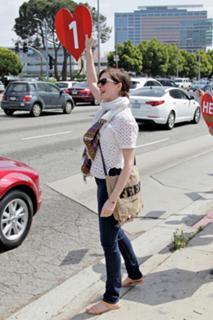 Anne Hathaway feet photo thumbnail