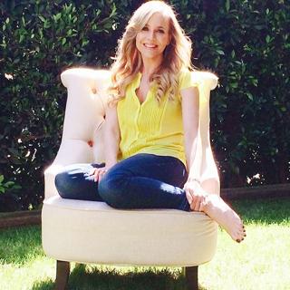 Julie Benz feet photo thumbnail