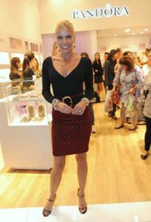 Adriane Galisteu feet photo thumbnail