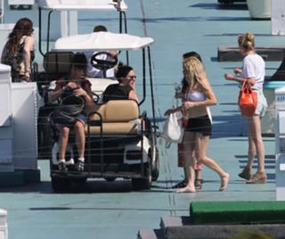 Ellie Goulding feet photo thumbnail