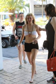 Ellie Goulding feet photo thumbnail