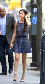 Selena Gomez feet photo thumbnail