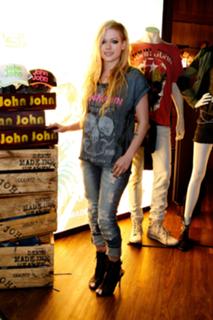 Avril Lavigne feet photo thumbnail