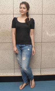 Rashi Khanna feet photo 3