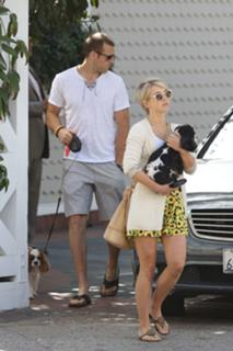 Julianne Hough feet photo thumbnail