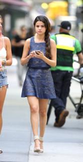 Selena Gomez feet photo thumbnail