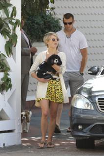 Julianne Hough feet photo thumbnail
