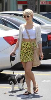 Julianne Hough feet photo thumbnail