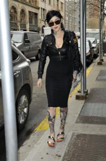 Katherine von Drachenberg feet photo thumbnail