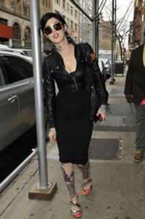 Katherine von Drachenberg feet photo thumbnail