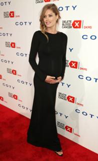 Doutzen Kroes feet photo thumbnail
