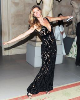Gisele Bündchen feet photo thumbnail