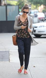 Maggie Gyllenhaal feet photo thumbnail