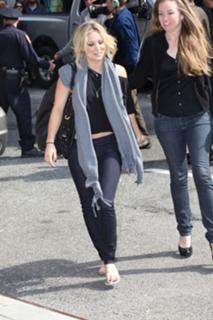 Kaley Cuoco feet photo thumbnail