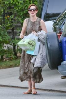 Anne Hathaway feet photo thumbnail