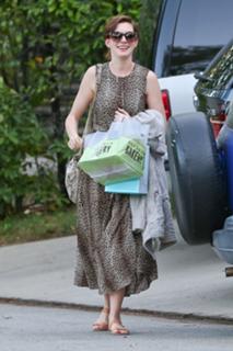 Anne Hathaway feet photo thumbnail
