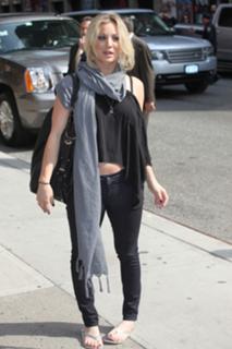 Kaley Cuoco feet photo thumbnail