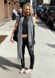 Kaley Cuoco feet photo thumbnail